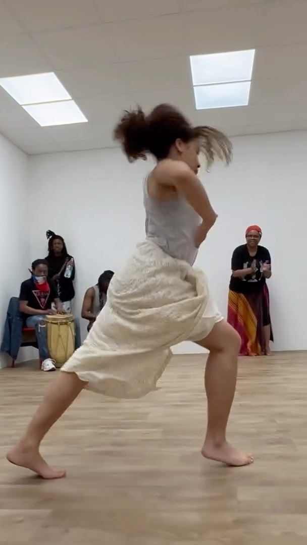 Danseuse pendant l'atelier de danse Petro d'Haïti