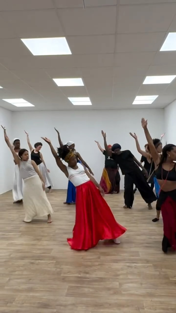 Groupe de danseuses et danseurs en plein mouvement lors d'un atelier KREYON'