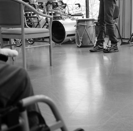 Tambour, instruments et pieds de Jean-Marc pendant l’intervention à l’Hôtel-Dieu, en noir et blanc.