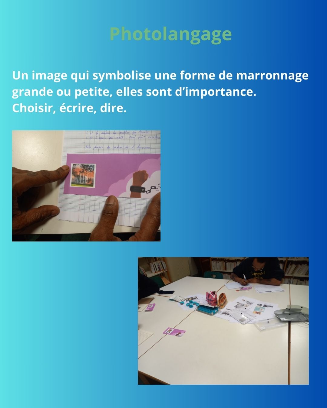 Photolangage : mains tenant une carte violette au-dessus d'un cahier d'écolier, et personnes assises autour de tables dans une salle de bibliothèque