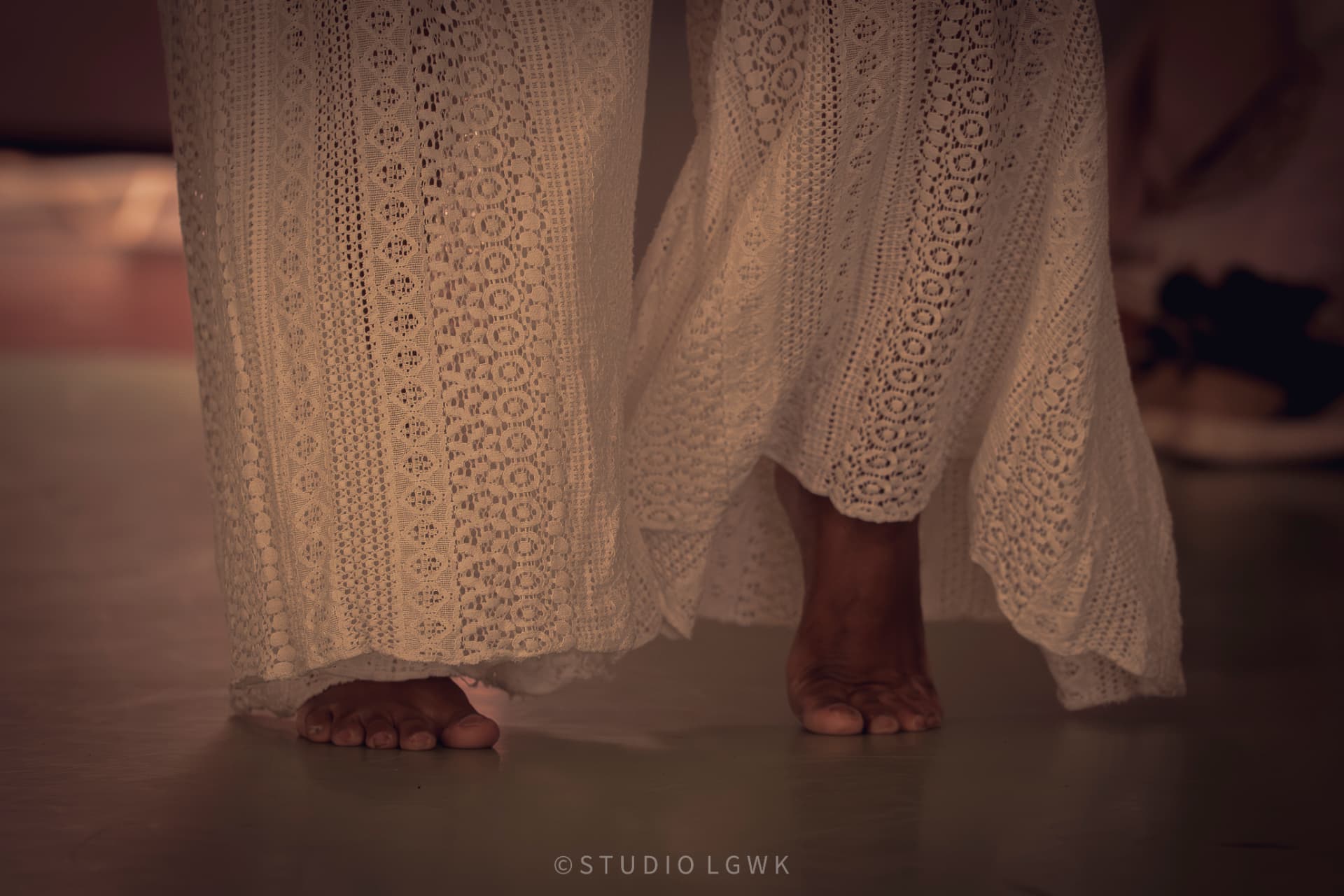 Pieds nus d’une danseuse au sol, vêtement de dentelle blanche, lors d’un atelier KADANSÉ-KA — Photographie © STUDIO LGW